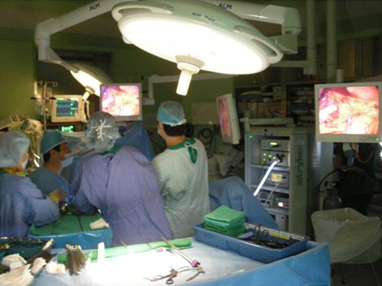 대장암의 복강경 수술 장면